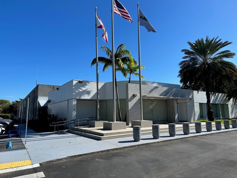 16175 NW 49th Ave, Hialeah, FL à louer - Photo du bâtiment - Image 3 de 10