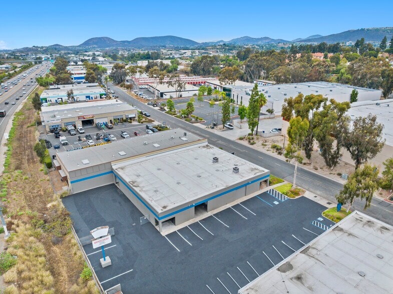 975 Rancheros Dr, San Marcos, CA à louer - Photo du bâtiment - Image 2 de 7