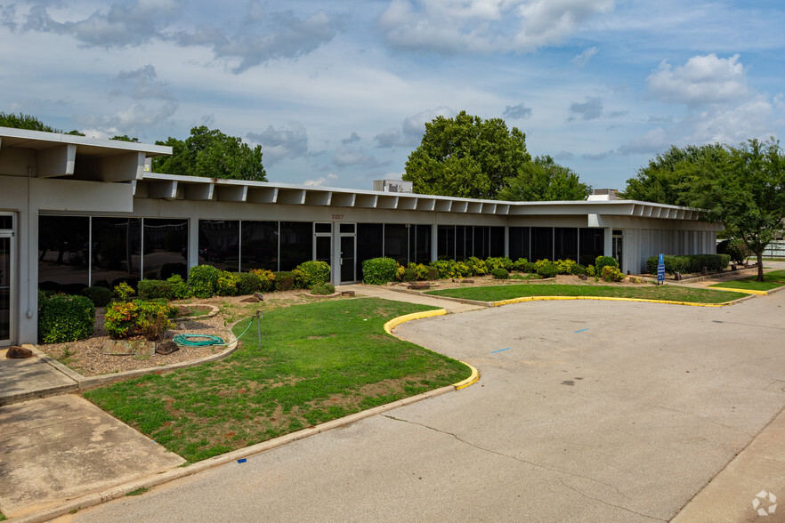 2227 W Lindsey St, Norman, OK for lease - Building Photo - Image 1 of 2