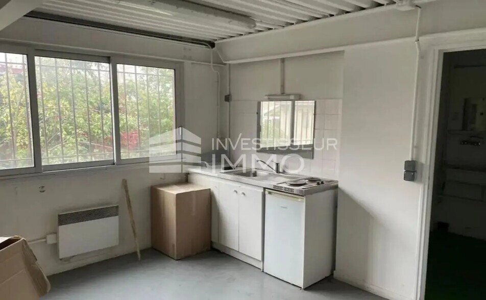 Flex in Montreuil for lease - Interior Photo - Image 3 of 5