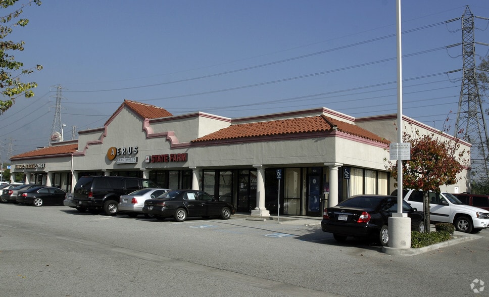 2.8AC Retail Investment Opportunity portfolio of 3 properties for sale on LoopNet.ca - Primary Photo - Image 2 of 8