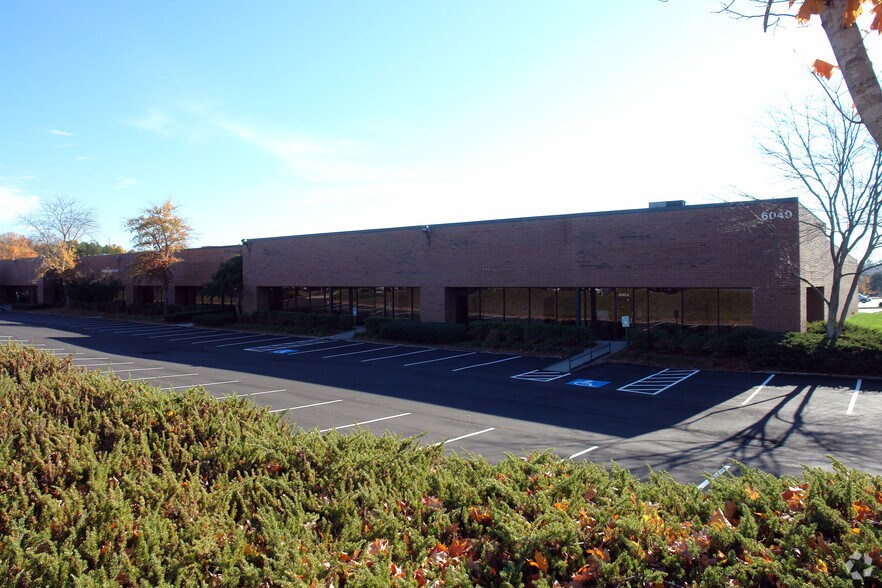 6040 Northbelt Dr, Norcross, GA à louer - Photo du bâtiment - Image 2 de 4