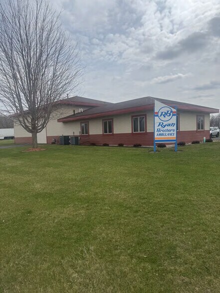 220 Riverbirch Ct, Deerfield, WI à vendre - Photo du bâtiment - Image 2 de 14