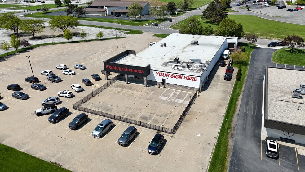 130 New Towne Square Dr, Toledo, OH for lease - Primary Photo - Image 1 of 14
