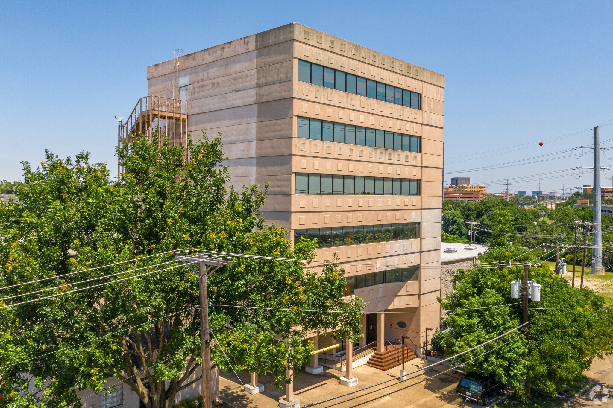 7075 Twin Hills Ave, Dallas, TX à louer Photo du bâtiment- Image 1 de 15