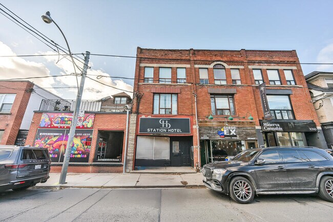Plus de détails pour 1046 Bathurst St, Toronto, ON - Commerce de détail à louer