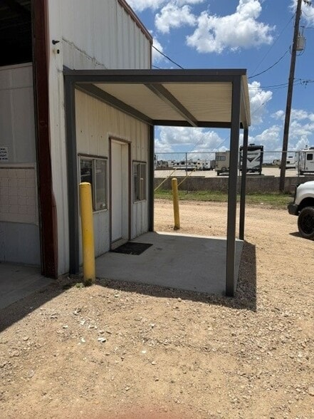 3517 W Highway 90, Seguin, TX for lease - Building Photo - Image 3 of 5