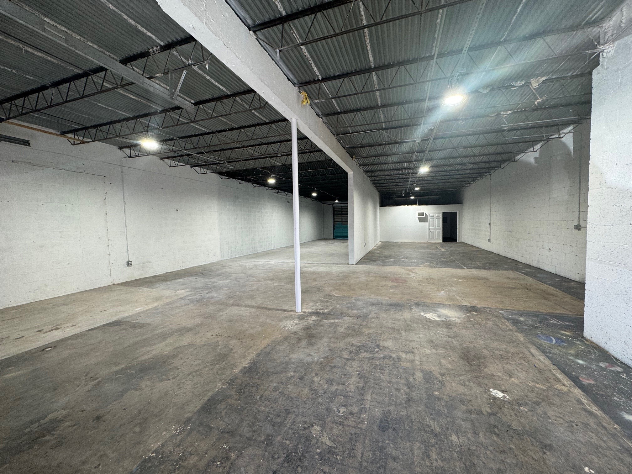 519-533 NE 34th St, Oakland Park, FL à louer Photo intérieure- Image 1 de 7