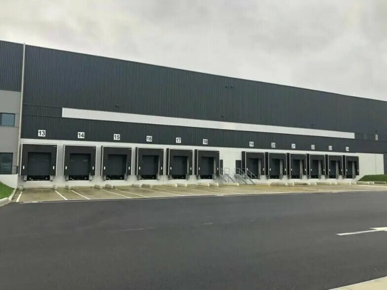 Industrial in Sandouville for lease - Building Photo - Image 3 of 4