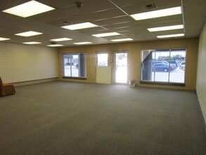 1514 Taylor Plz E, Garden City, KS for lease Interior Photo- Image 1 of 18