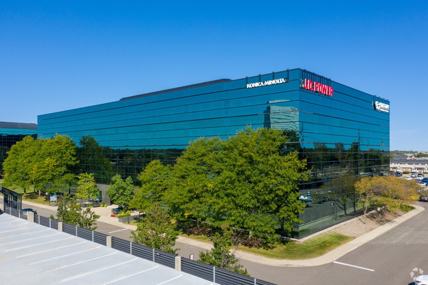 340 E Big Beaver Rd, Troy, MI for lease - Building Photo - Image 1 of 9