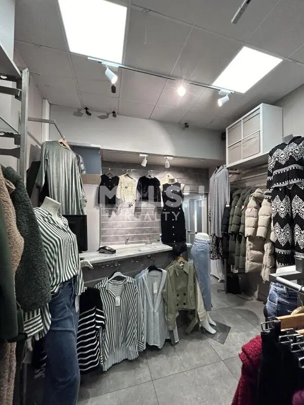 Retail in Villeurbanne for lease Interior Photo- Image 1 of 4