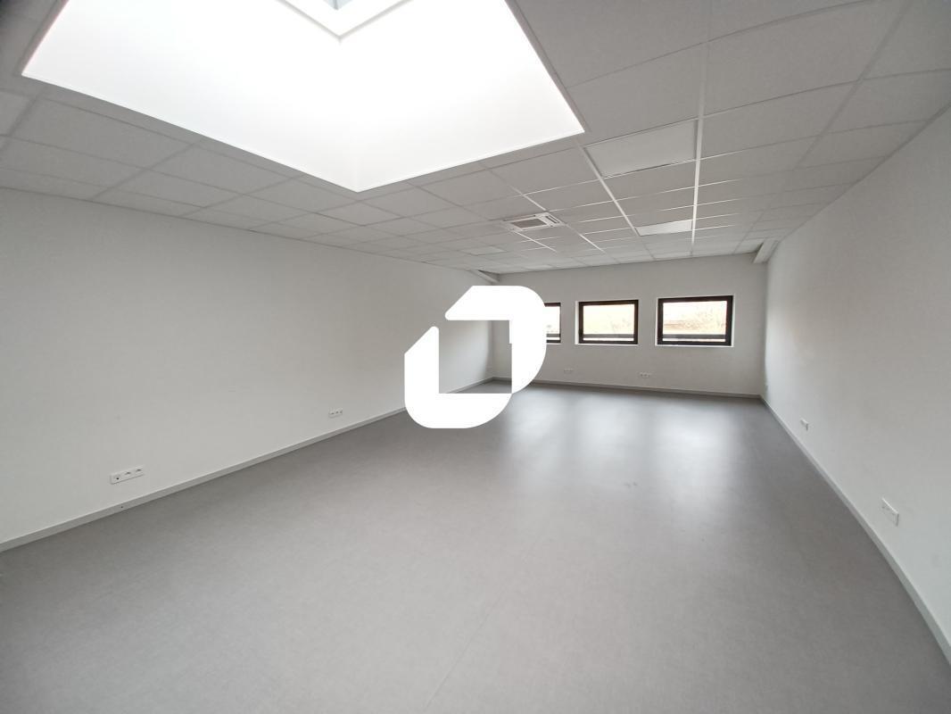 Office in Bussy-Saint-Georges for lease Interior Photo- Image 1 of 7