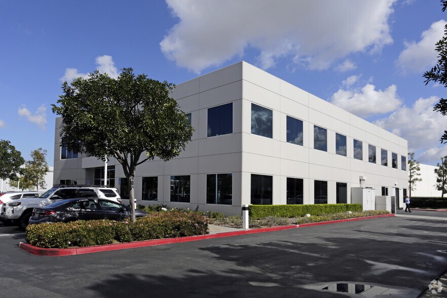 60 Bunsen, Irvine, CA à louer - Photo du bâtiment - Image 2 de 17