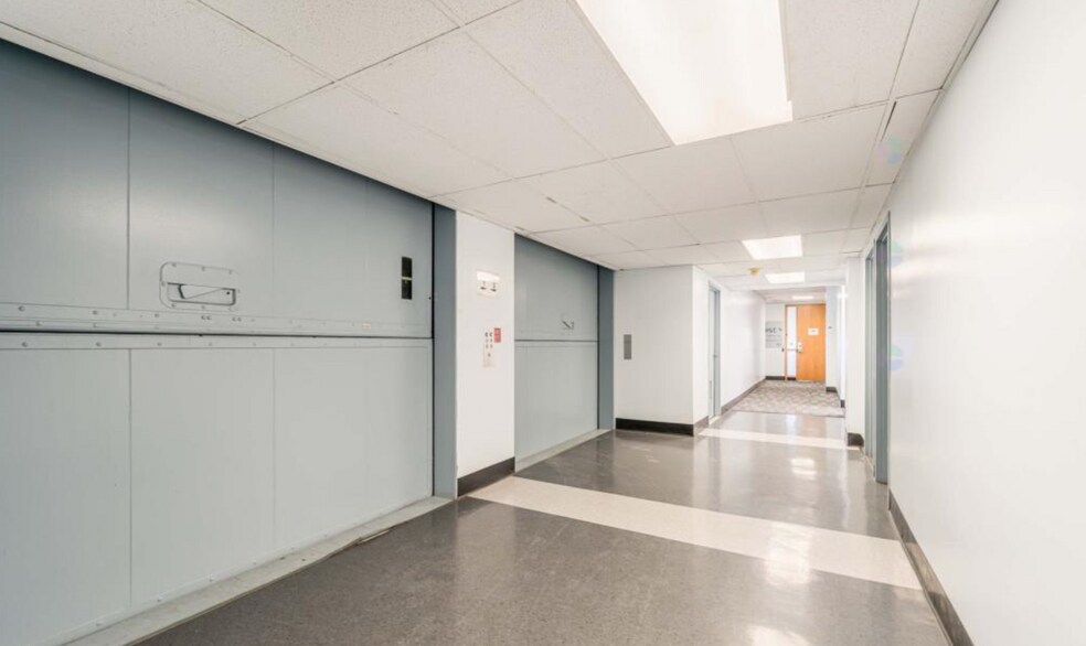 5250-5260 Rue Ferrier, Montréal, QC à louer - Photo du bâtiment - Image 3 de 4