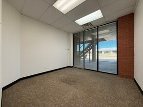 614 S Edmonds Ln, Lewisville, TX à louer Photo intérieure- Image 2 de 7