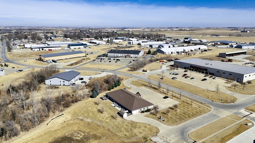 411 SE 9th St, Pella, IA for lease - Building Photo - Image 3 of 5