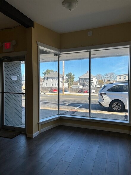 527 Nantasket Ave, Hull, MA for lease - Interior Photo - Image 3 of 12