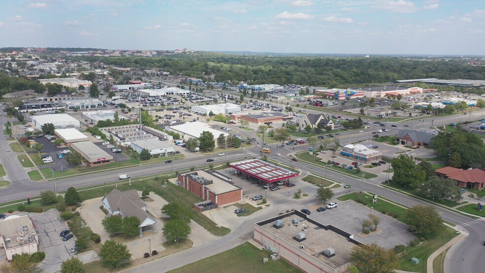 2221 W 31st St, Lawrence, KS à vendre - Vidéo sur l’inscription commerciale - Image 2 de 35