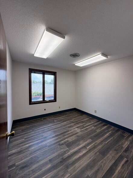 4656 W Jefferson Blvd, Fort Wayne, IN à louer - Photo du bâtiment - Image 2 de 5