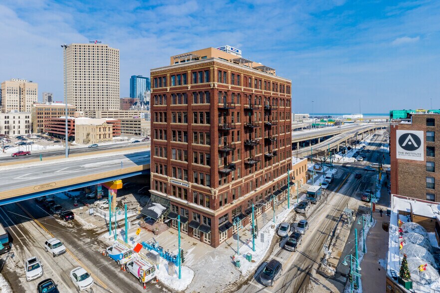 400 N Broadway, Milwaukee, WI à louer - Photo du bâtiment - Image 2 de 5