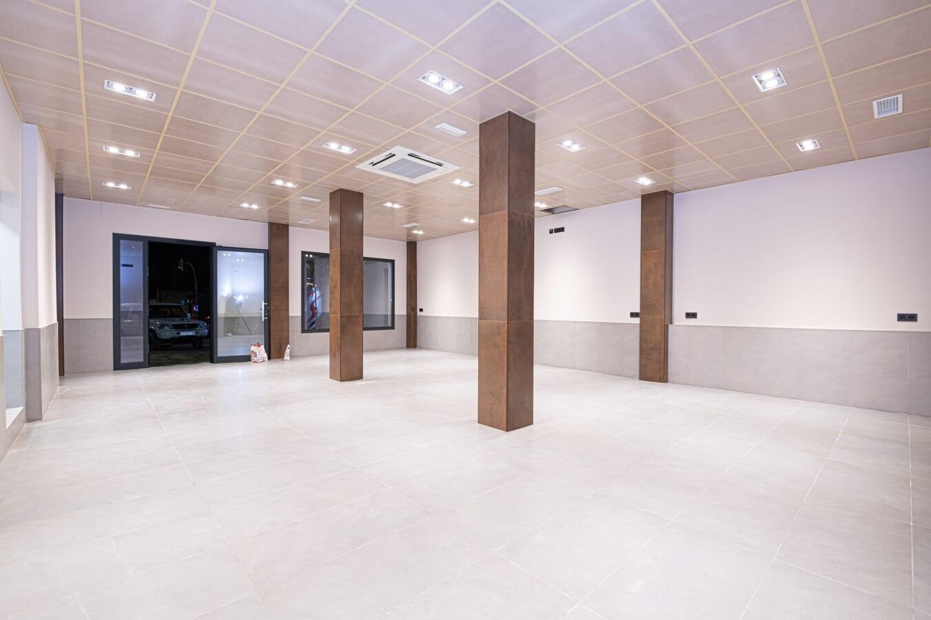 Lucena, COR 14900 -  -  - Interior Photo - Image 2 of 7