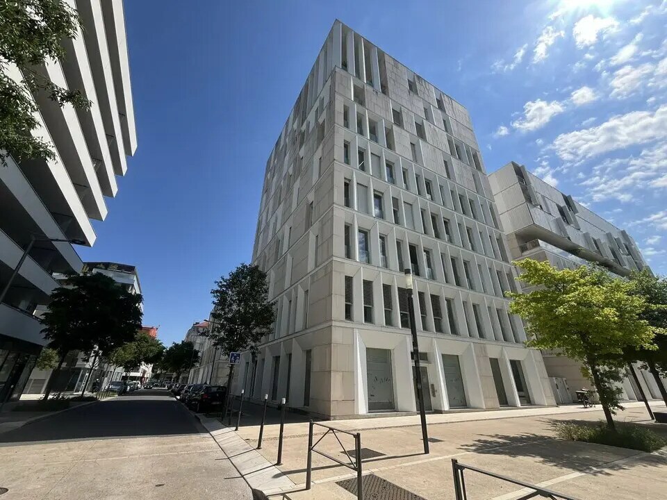 Retail in Lyon for lease Building Photo- Image 1 of 16