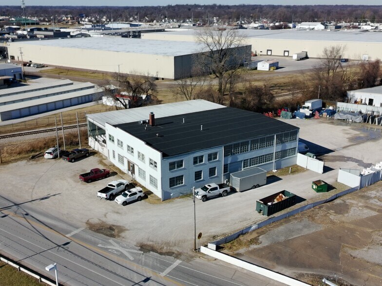 INDUSTRIAL CAMPUS portefeuille de 2 propriétés à vendre sur LoopNet.ca - Photo du bâtiment - Image 2 de 33