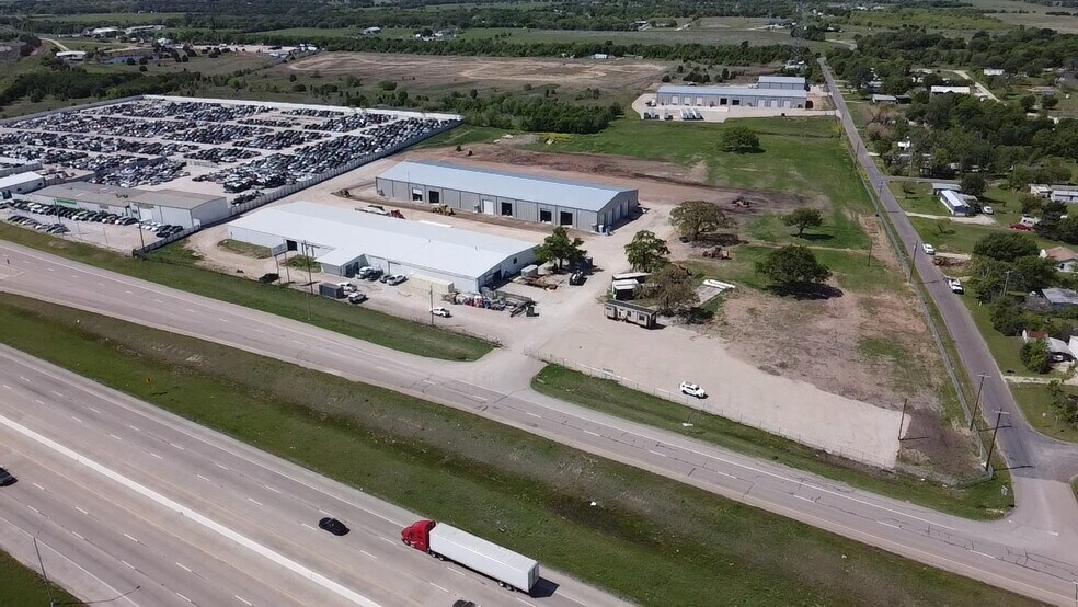 14597 N IH 35, Elm Mott, TX à louer - Photo du bâtiment - Image 3 de 5