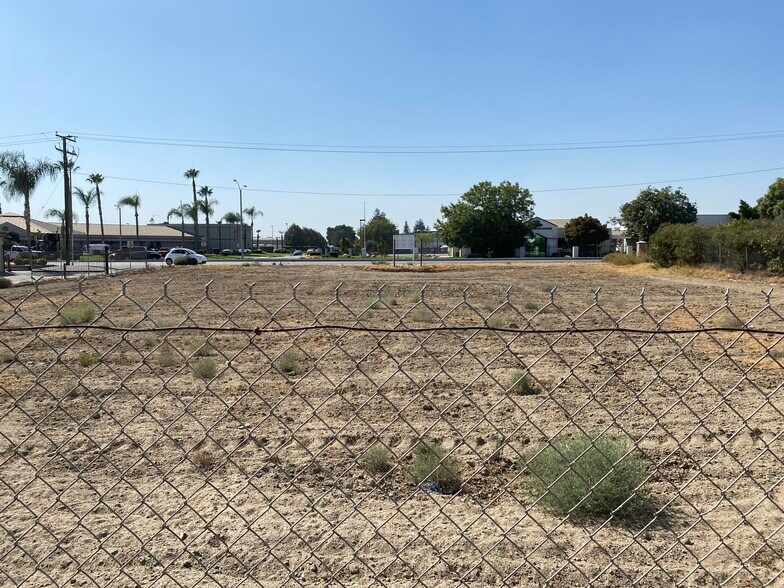 1152 N Plaza Dr, Visalia, CA à vendre - Photo du bâtiment - Image 2 de 3
