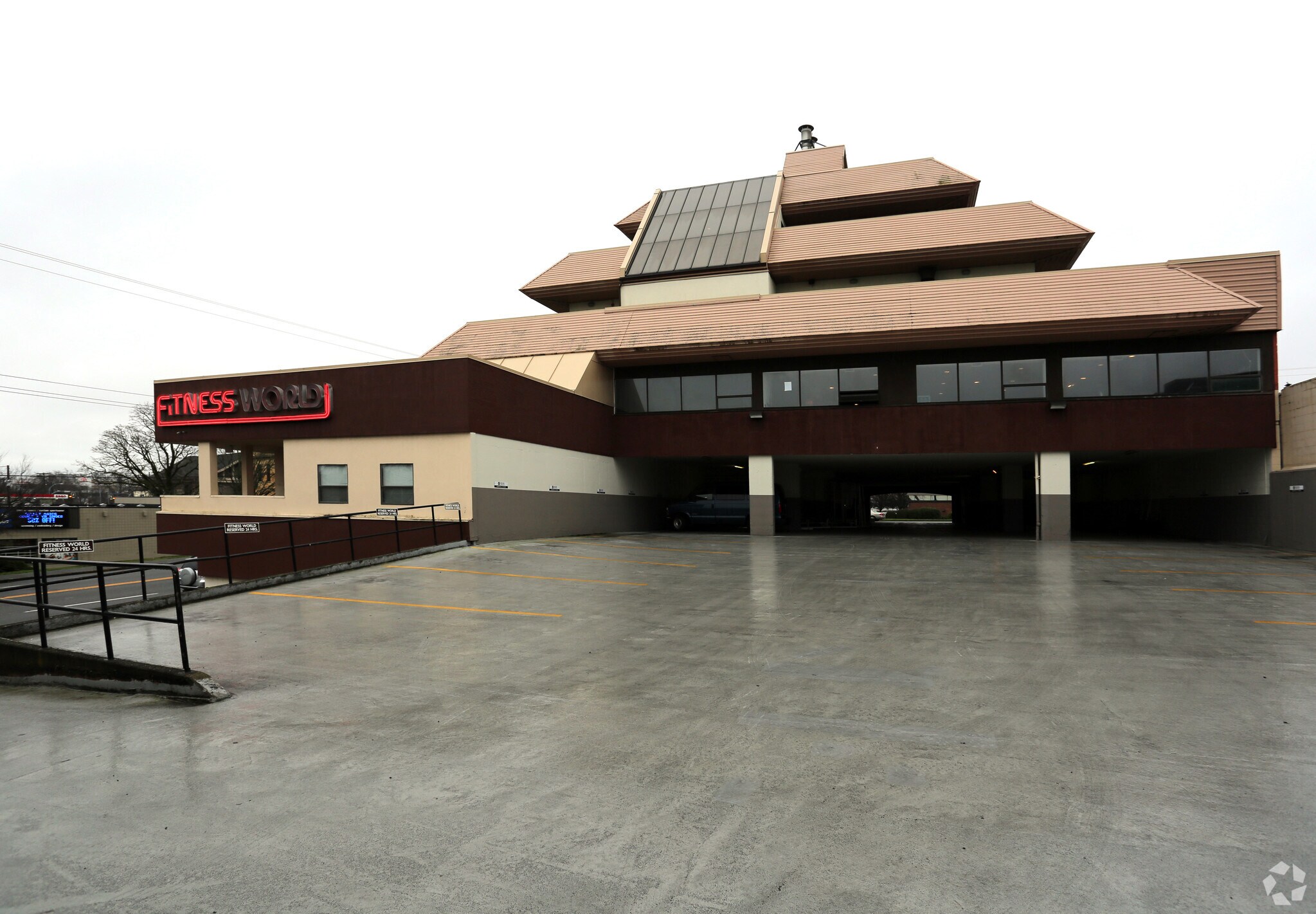 3301 Douglas St, Saanich, BC à louer Photo du bâtiment- Image 1 de 5