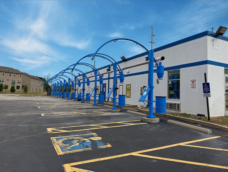 Three Car Wash Facilities & Land Parcel portefeuille de 4 propriétés à vendre sur LoopNet.ca - Photo du bâtiment - Image 2 de 9