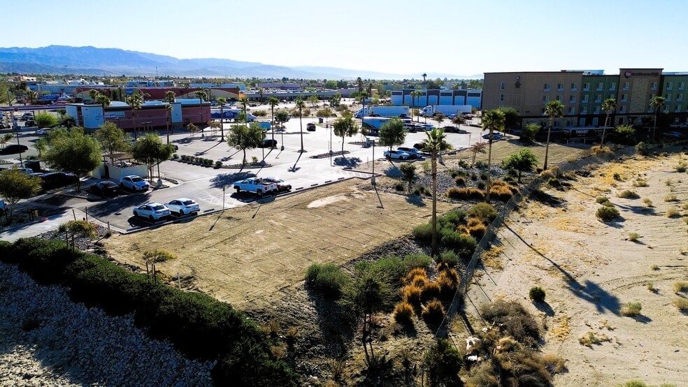 31330 Bob Hope Dr, Cathedral City, CA for lease - Building Photo - Image 2 of 5