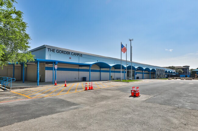 More details for 4343 W Commerce St, San Antonio, TX - Specialty for Sale