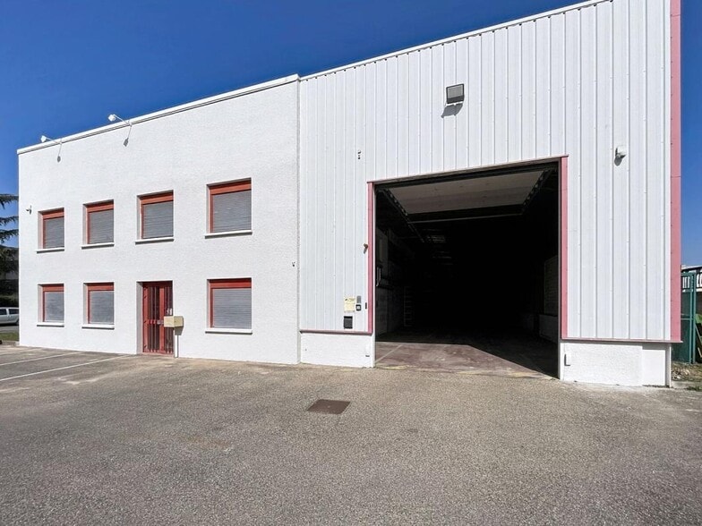 5 Allée Des Erables, Vénissieux à louer - Photo du bâtiment - Image 3 de 16