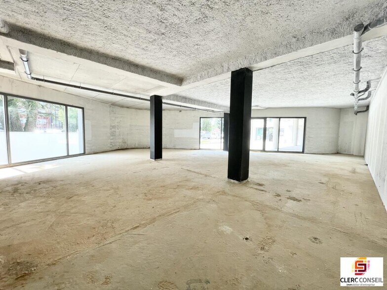 Retail in Bihorel for sale - Interior Photo - Image 2 of 5