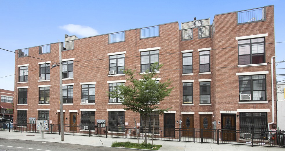 230 Evergreen Ave, Brooklyn, NY à vendre - Photo du bâtiment - Image 3 de 22