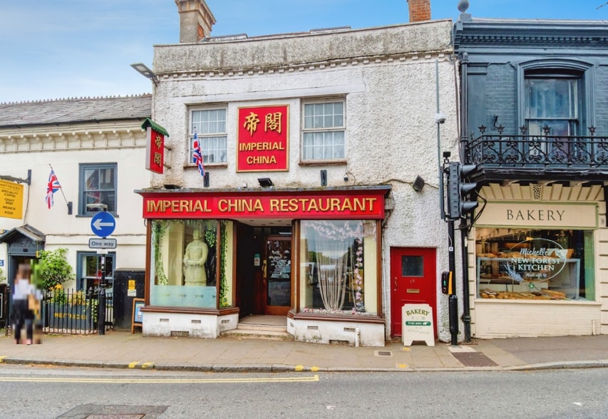 18 High Street, Lyndhurst for sale - Primary Photo - Image 1 of 6