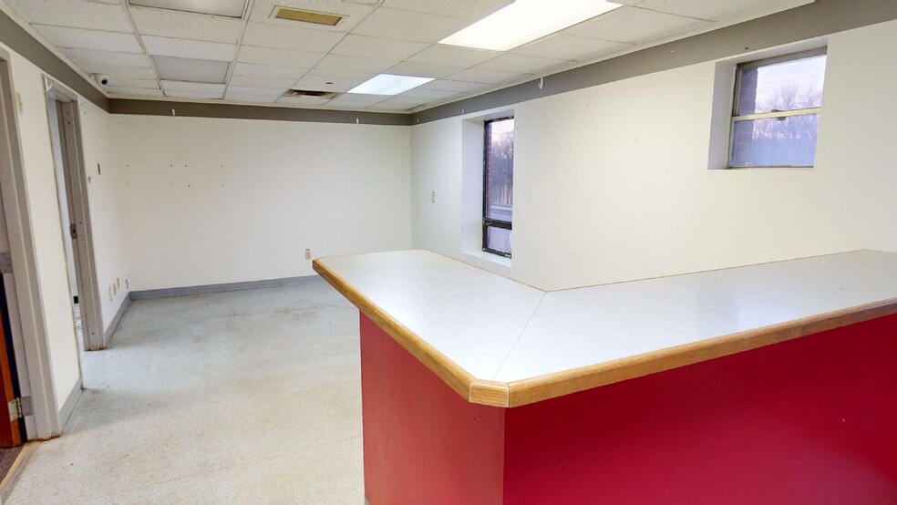 532 E River Rd, Dixon, IL for lease - Interior Photo - Image 3 of 12