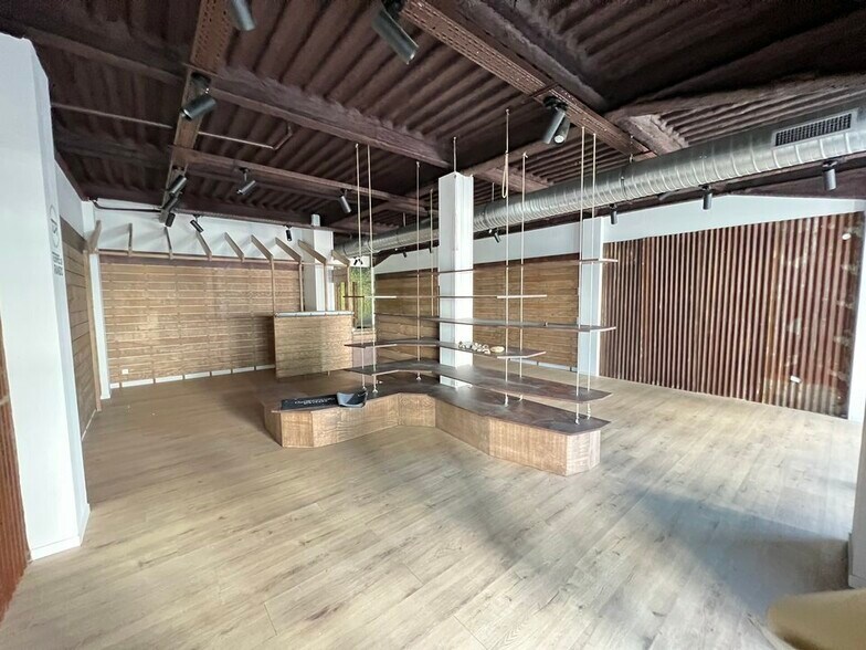 Retail in Genay for lease - Interior Photo - Image 2 of 8
