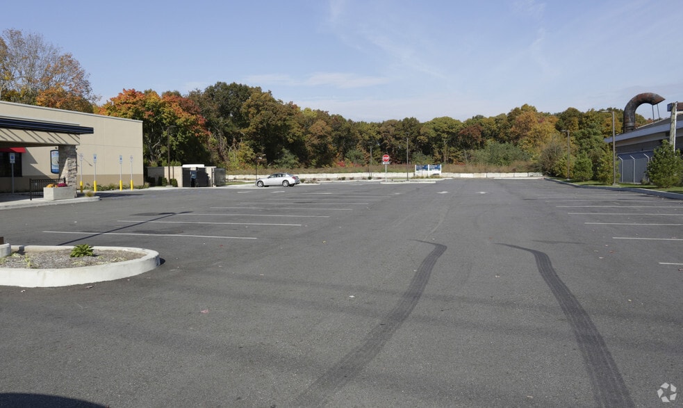 4005 Jericho Tpke, East Northport, NY à louer - Photo du bâtiment - Image 3 de 4