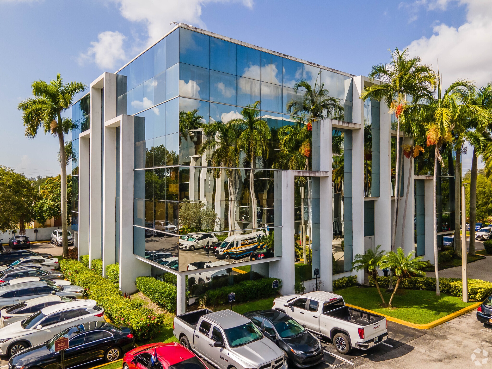 16853-16855 NE 2nd Ave, North Miami Beach, FL for lease Primary Photo- Image 1 of 18