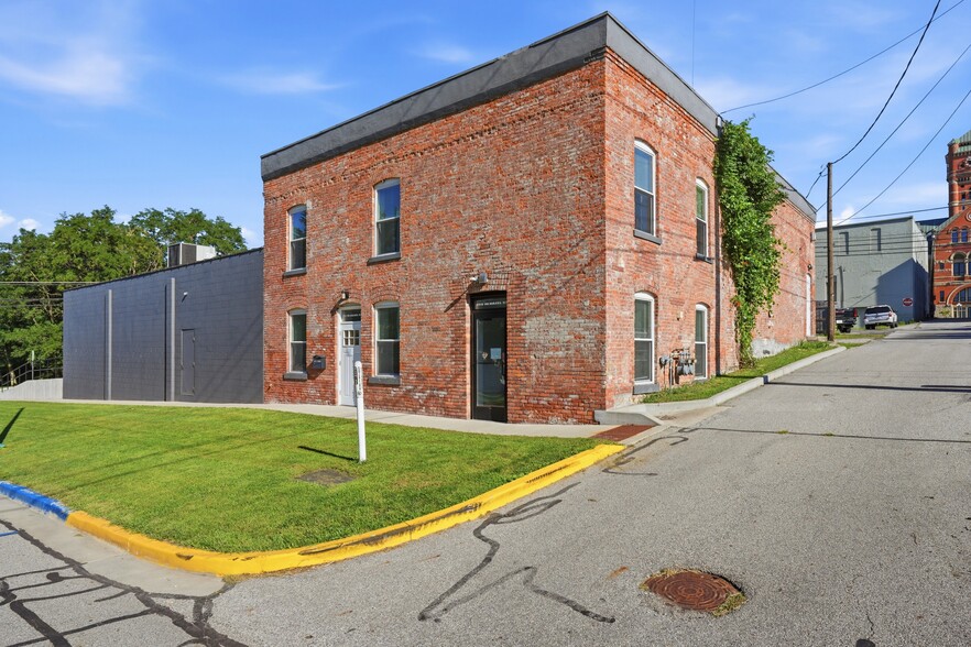 111 W Hazel St, Albion, IN à vendre - Photo principale - Image 1 de 38