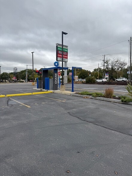 1051 S Willow St, Manchester, NH for lease - Building Photo - Image 2 of 7