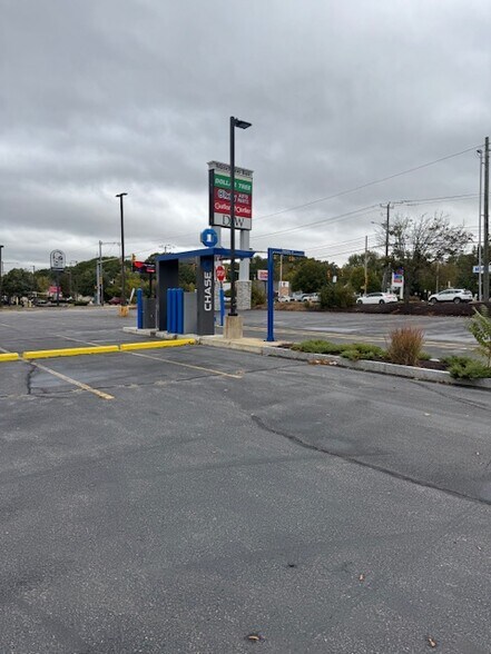 1051 S Willow St, Manchester, NH à louer - Photo du bâtiment - Image 2 de 7