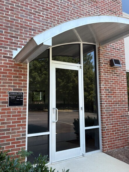 2435 Lynn Rd, Raleigh, NC à vendre - Photo du bâtiment - Image 2 de 8