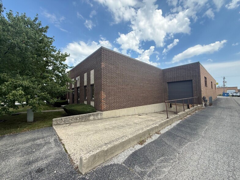 135 Martin Ln, Elk Grove Village, IL à vendre - Photo du bâtiment - Image 2 de 26