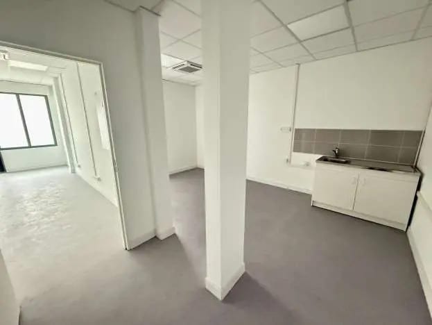 44 Place Francois Mitterrand, Savigny-le-Temple for lease - Interior Photo - Image 3 of 4