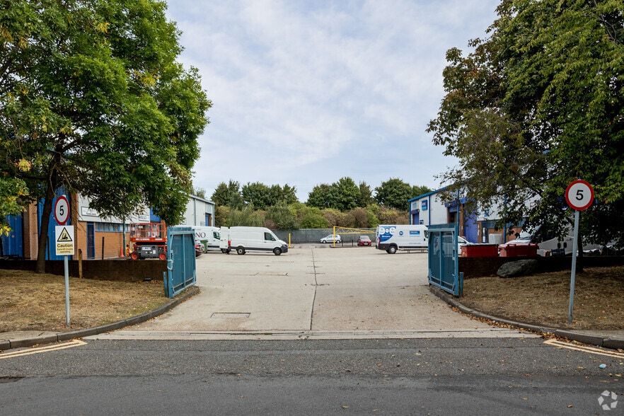 Eastbury Rd, London for lease - Building Photo - Image 3 of 4