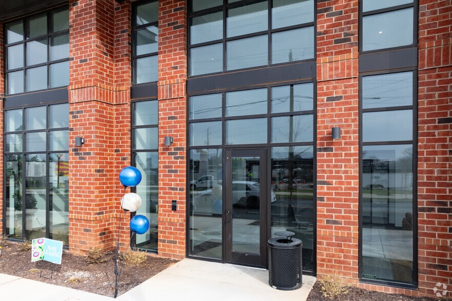 1184 Hank Aaron Dr, Atlanta, GA for lease - Building Photo - Image 2 of 13